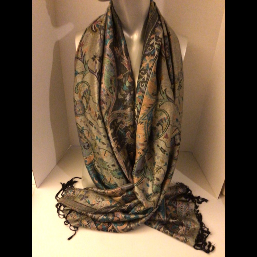 Pretty Persuasion Scarf multicolored with Fringes
